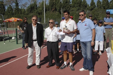 Entrega de trofeo al campeón