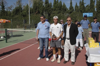 Entrega de trofeo al subcampeón