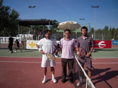 Jugadores y árbitro en la final del XVII Open