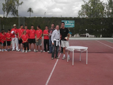 Entrega de trofeo al campeón Juan Miguel Such