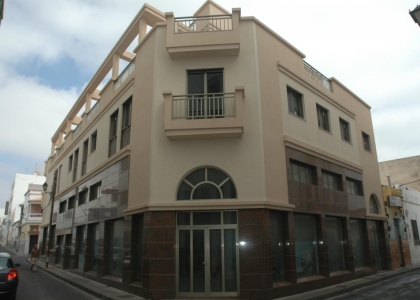 EDIFICIO DE SOTANO, 2 LOCALES Y 7 VIVIENDAS EN CALLE CANALEJAS ARRECIFE.