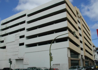 EDIFICIO COMERCIAL Y DE APARCAMIENTOS.