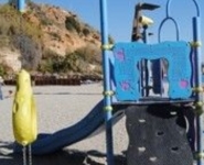 Continúan los arreglos en varios parques infantiles de Nerja.