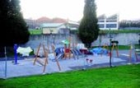 Comienza la instalación de nuevos columpios y aparatos de gimnasia en siete parques de Oviedo