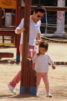 David Bustamante y su hija, dos niños en el parque infantil, entre columpios.