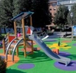 Vallobín estrena columpios en su nuevo parque infantil.