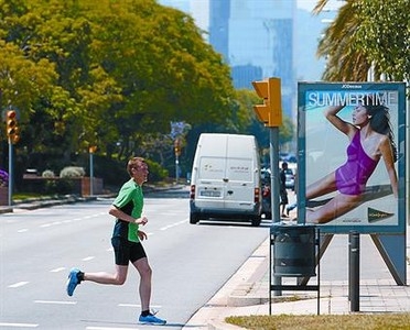 Corriendo entre mobiliario urbano