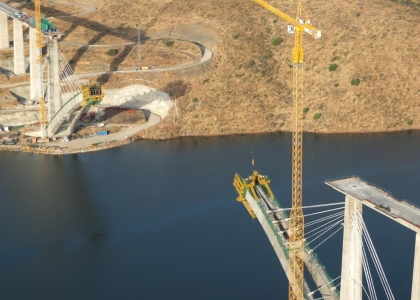 Viaducto sobre el río Almonte en Cáceres (España)